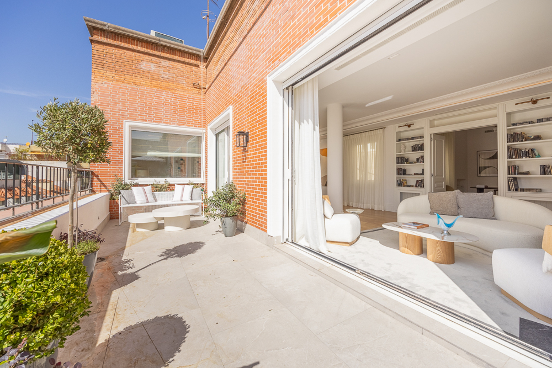 Penthouse with Garage and Terrace in Justicia, Madrid