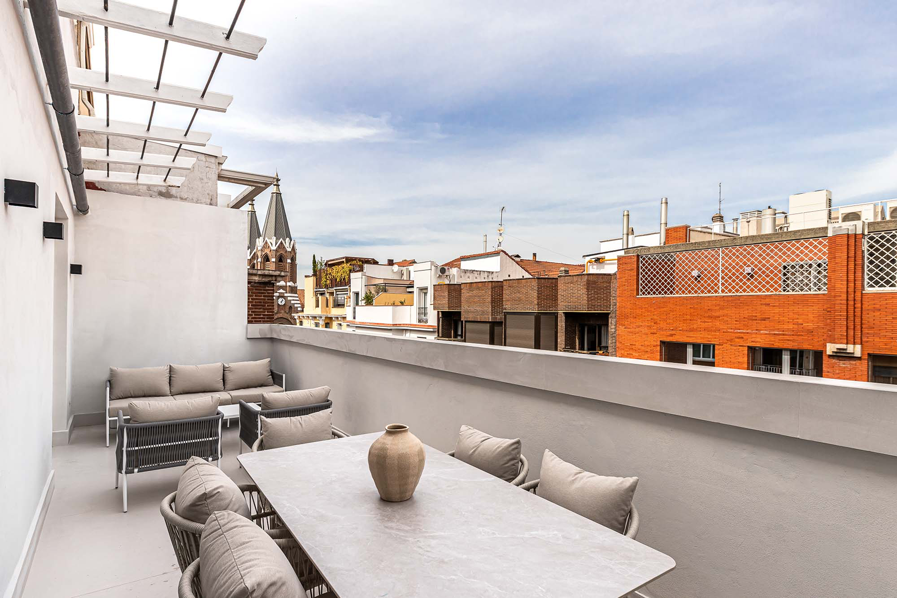 Renovated 3-bed penthouse with terrace in Almagro, Chamberí