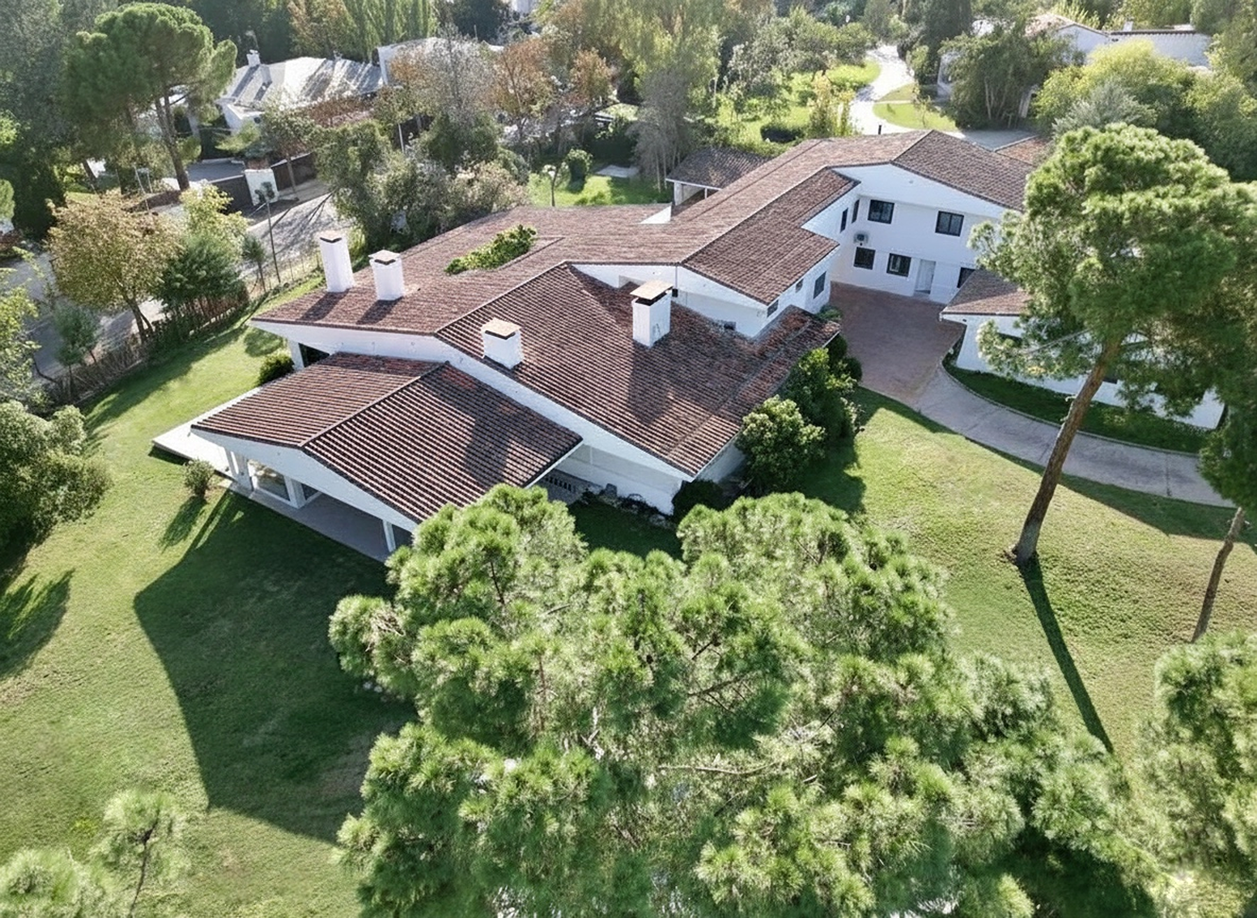 Spacious villa of 1,170 meters built in Somosaguas