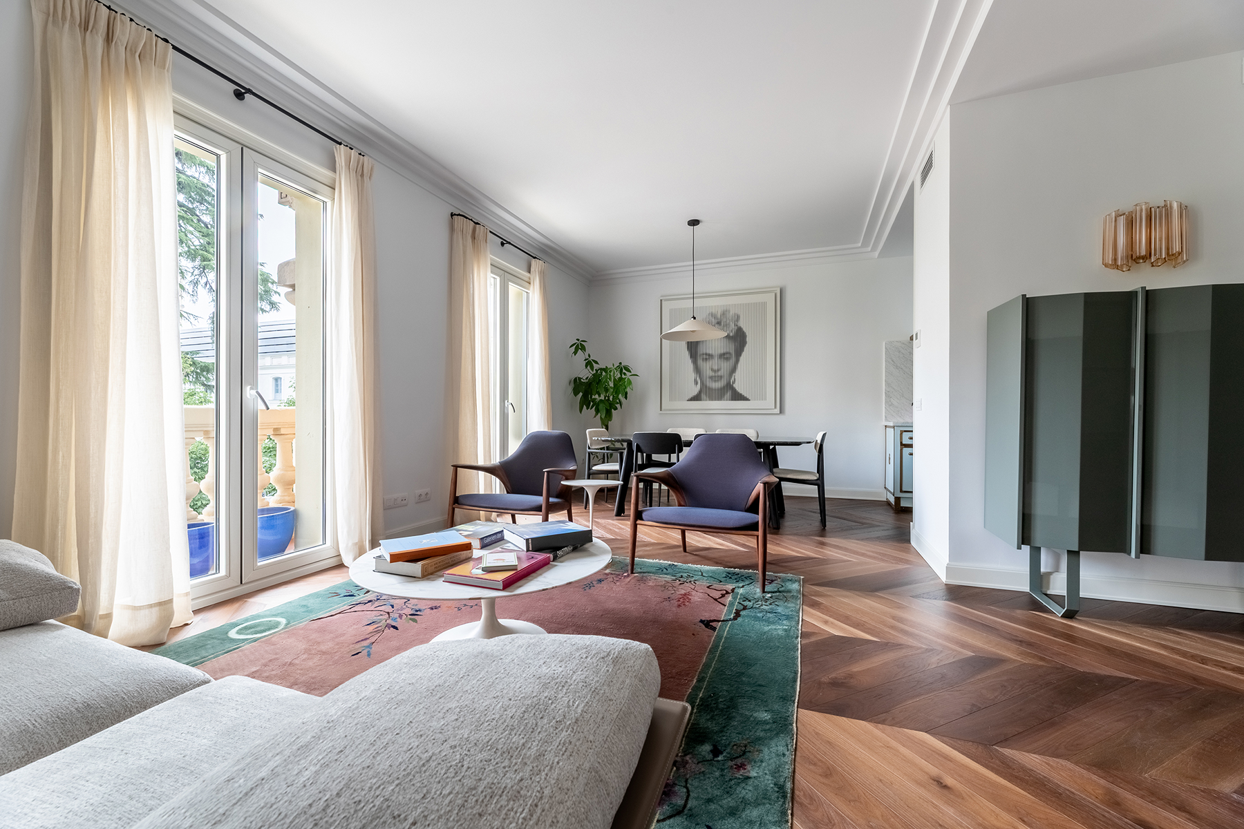 Bright designer flat with three exterior balconies in Justicia