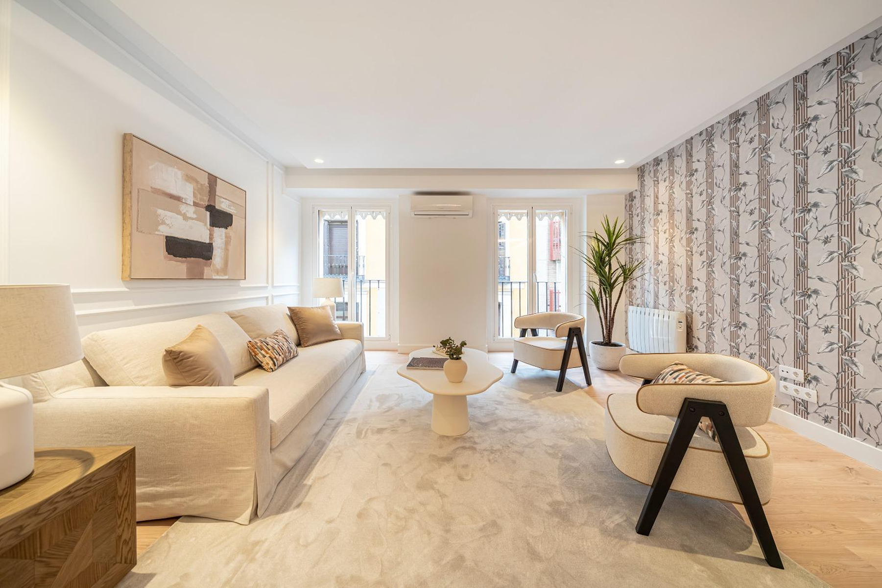 Elegant 4-bed apartment with terrace in Chamberí