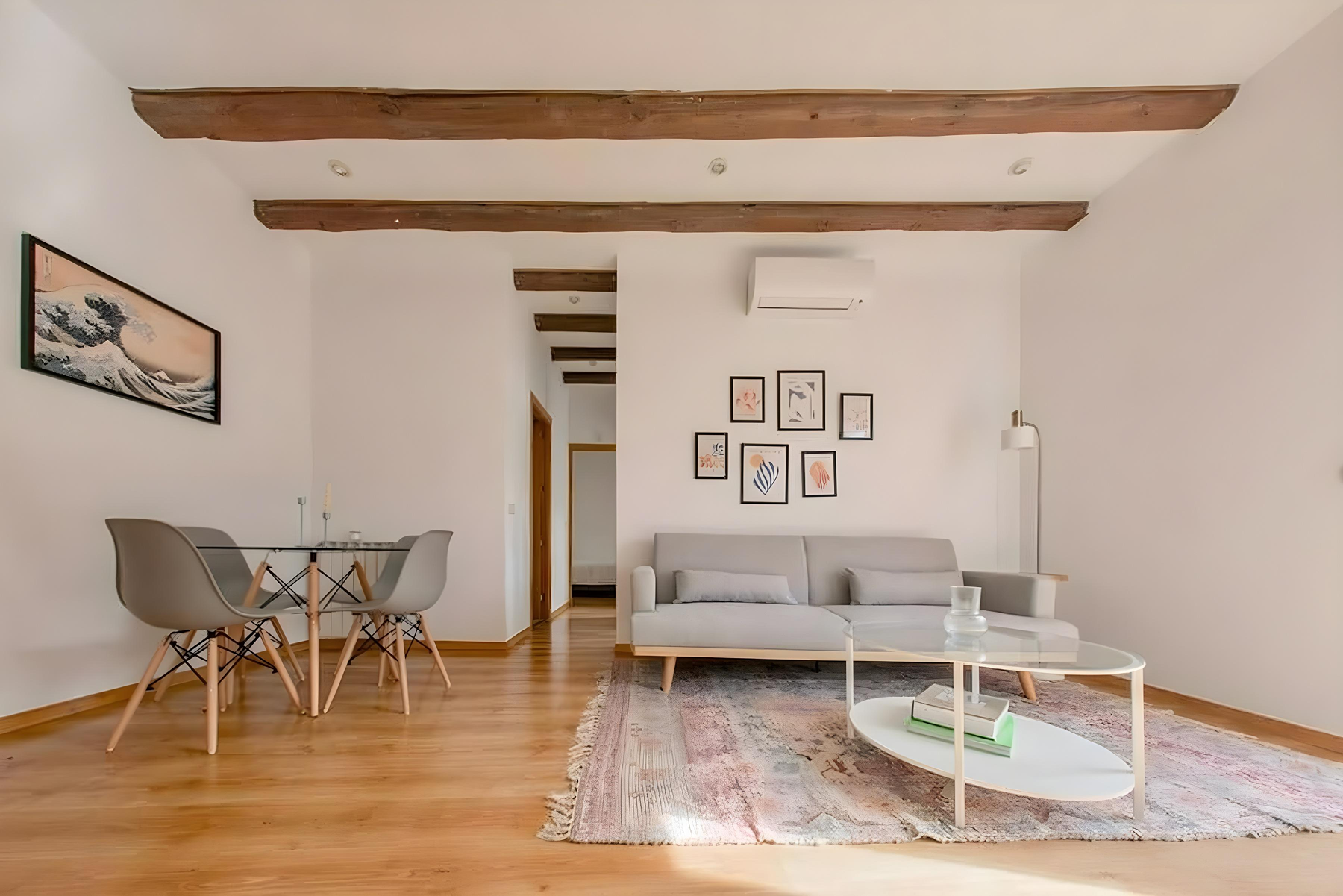 Funcional ático de 2 dormitorios con terraza en Chamberí