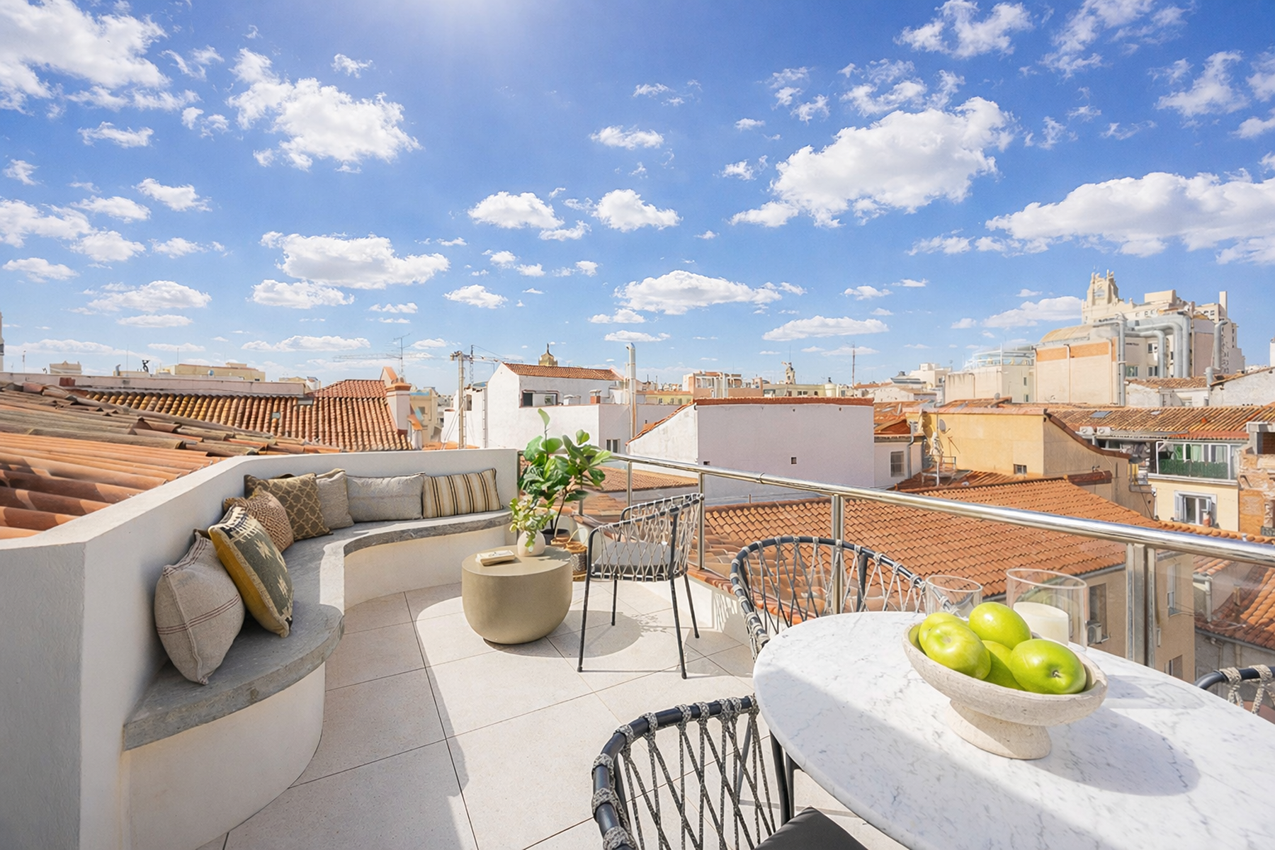 Ático dúplex de 2 dormitorios con terraza en Justicia, Centro