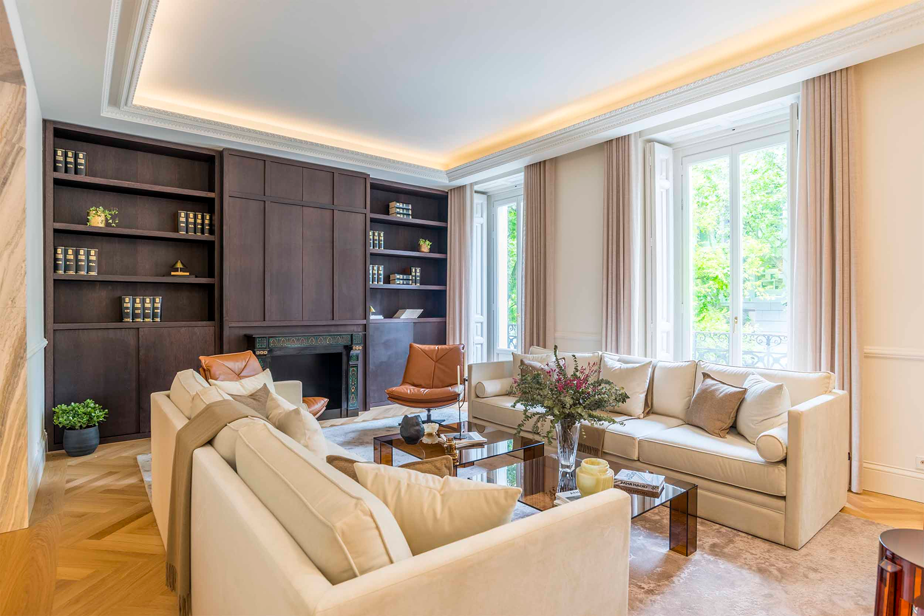 Classic 4-bed penthouse with terrace in Almagro, Chamberí