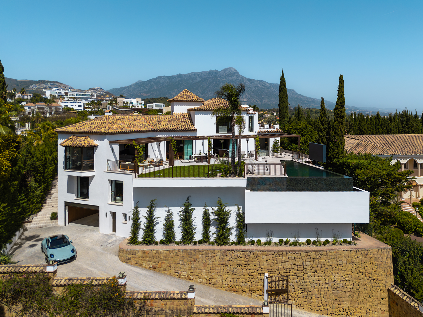 Contemporary sea-view villa in La Quinta with wellness facilities close to golf