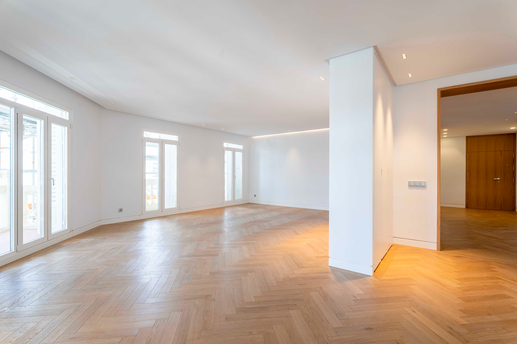 Bright flat with 8 balconies in Recoletos